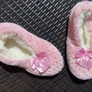 Pink slippers with bow - size L/XL